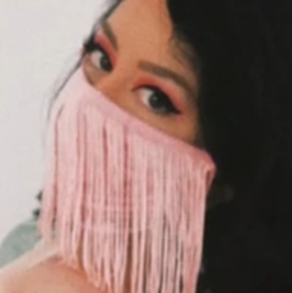 Pink fringe face mask - Picture 2 of 5